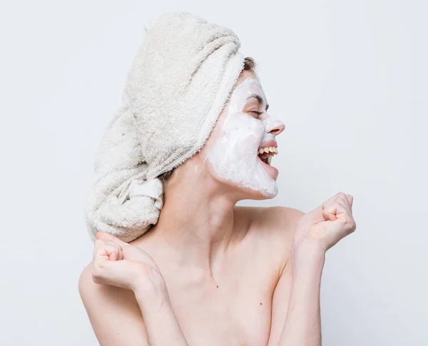 Wanita topeng wajah krim bahu telanjang kulit bersih — Stok Foto