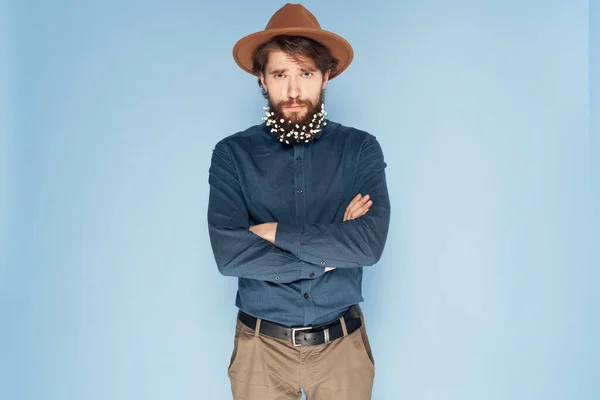 陽気な感情的な男で青シャツ帽子スタジオエレガントなスタイル青の背景 — ストック写真