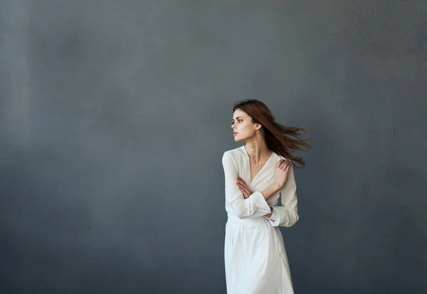 Mulher bonita e vestido branco glamour e luxo modelo de fundo cinza — Fotografia de Stock