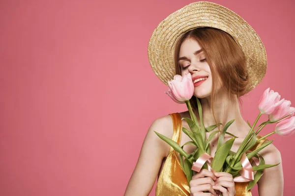 Mulher alegre mulher buquê de flores como um feriado do presente atraente olhar rosa fundo — Fotografia de Stock