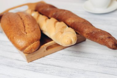 Ekmek kutusunda somun taze pişmiş yiyecekler, erzak, mutfak tazeliği.