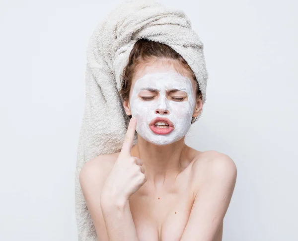 Mooie vrouw naakt schouders crème gezicht masker huidverzorging — Stockfoto
