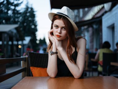 Caddedeki bir kafede oturan kadın makyaj restoranı modeli.