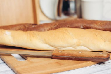 Tahta mutfak malzemelerini kesen yivli mermiler.