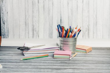 Kırtasiye etiketleri not defterleri ve suluboya ofis masası