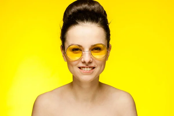 Femme aux épaules nues lunettes jaunes fond isolé — Photo