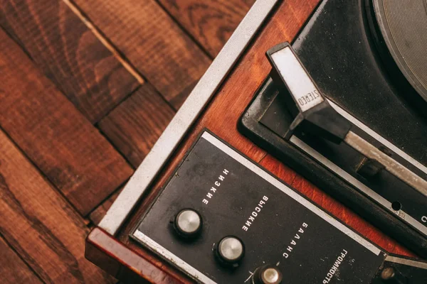 Gramófono retro rojo tocando música tecnología vintage —  Fotos de Stock