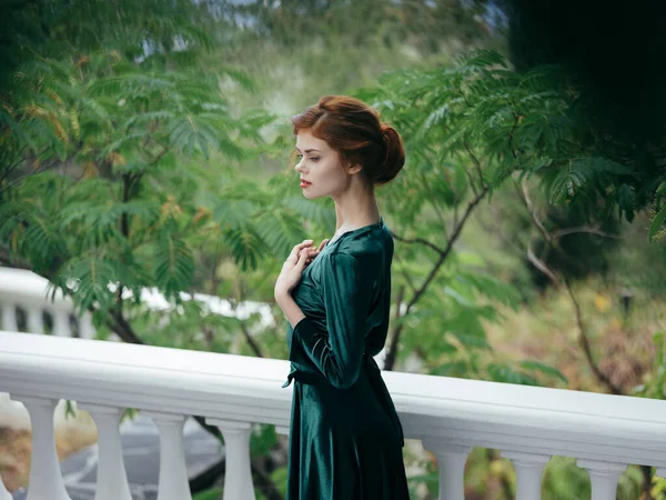 Γυναίκα σε εξωτερικούς χώρους ρομαντική πολυτέλεια καλοκαίρι πράσινο φόρεμα — Φωτογραφία Αρχείου
