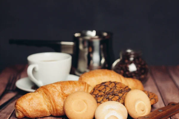 Galletas una taza con una bebida comida desayuno té tradiciones —  Fotos de Stock