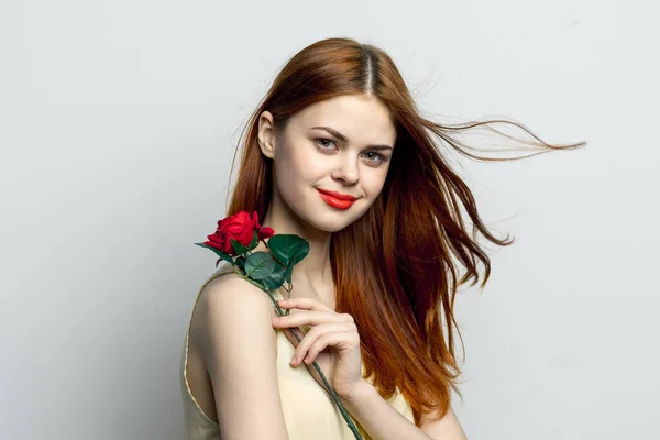 Atrakcyjne rude włosy kobieta czerwone usta róża kwiat w ręce urok — Zdjęcie stockowe