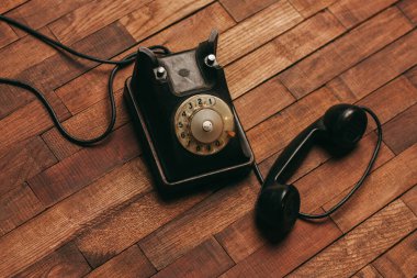 Antika ahşap arka plan adı verilen retro telefon iletişim teknolojisi