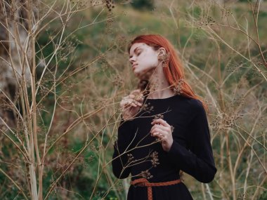 Kuru dallar doğa çimenleri Kadın siyah elbiseler temiz hava