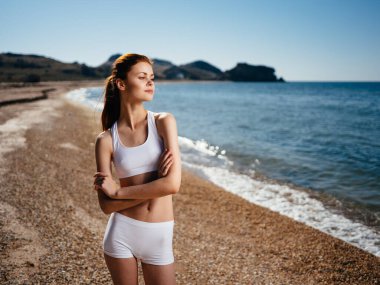 Beyaz mayo adası Horizon yaz tatili okyanusu içinde güzel bir kadın