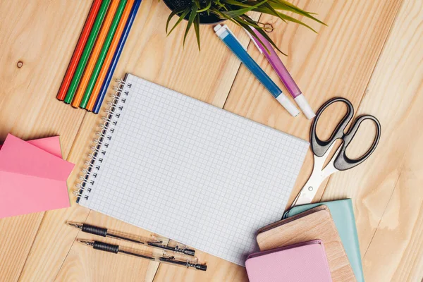 Lápices multicolores y marcadores tijeras papel creatividad escritorio escuela — Foto de Stock