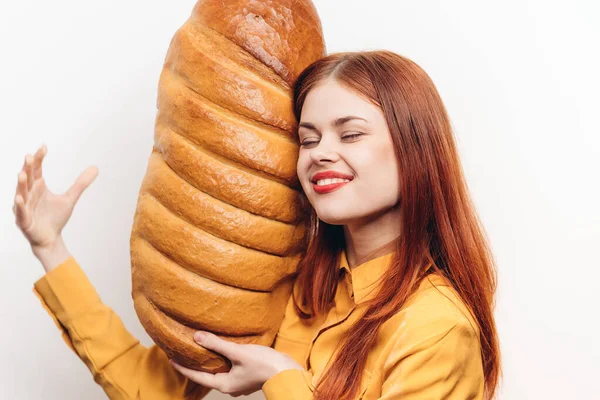 Feliz mujer abrazando pan de pan harina producto luz fondo recortado ver —  Fotos de Stock