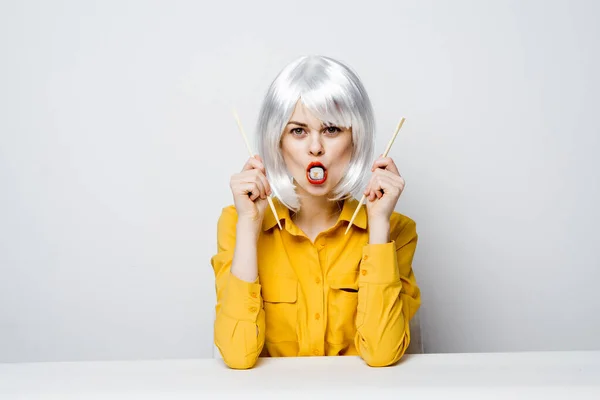 Ελκυστική γυναίκα με λευκή περούκα chopsticks εστιατόριο ρολά σούσι — Φωτογραφία Αρχείου