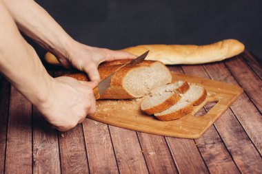 Taze dilimlenmiş somun sarısı peçete ahşap masa malzemeleri.