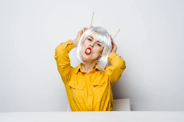 Ελκυστική γυναίκα με λευκή περούκα chopsticks εστιατόριο ρολά σούσι — Φωτογραφία Αρχείου