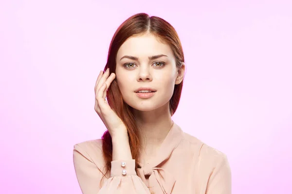 Привлекательная женщина красивые волосы косметика студия моды розовый фон — стоковое фото