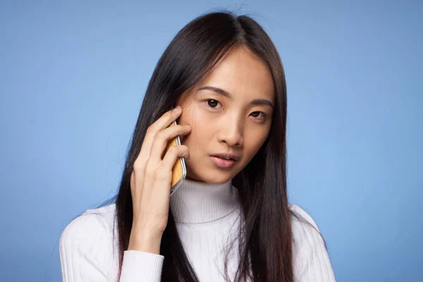 Mulher coreano aparência falando no telefone móvel no fundo azul — Fotografia de Stock