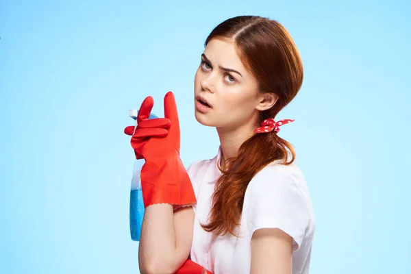 Frau mit Gummihandschuhen Reinigungsmittel häusliche Pflege Profi — Stockfoto