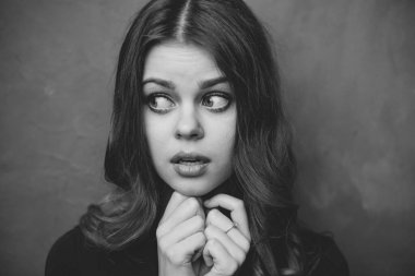 Duygusal kadın portresi siyah beyaz fotoğraf kırpılmış görünüm modeli