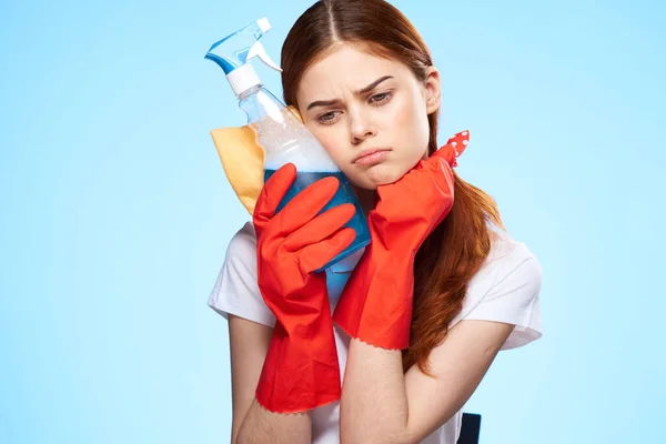 Profissional de limpeza senhora casa cuidado azul fundo — Fotografia de Stock