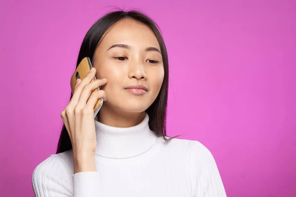 Мила азіатська жінка розмовляє по телефону технологія інтернет-комунікації — стокове фото