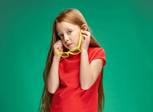 Dívka v červeném tričku emoce překvapení životní styl dětství — Stock fotografie