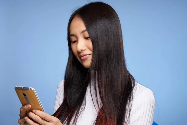 Mujer asiático apariencia teléfono manos comunicación tecnología estilo de vida azul fondo —  Fotos de Stock