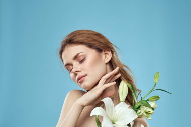 Çekici bayan beyaz çiçekler mavi arka plan kırpılmış manzara