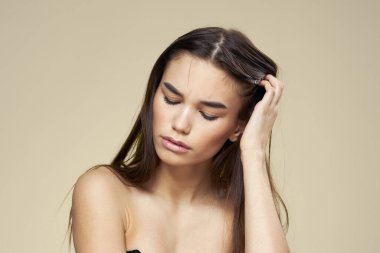 Güzel kadın çıplak omuzlar uzun saç bakımı bej arka plan