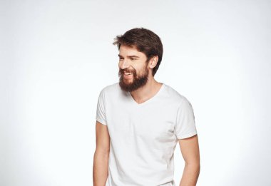 Beyaz tişörtlü duygusal bir adam hafif arkaplan duygularıyla bir öğrencinin görüntüsünü kırptı.