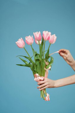 Çiçekler kadınların elinde. Bayram aşkı yaşam tarzı.