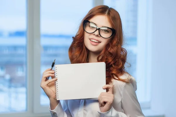 Donna in camicia bianca con taccuino in mano di ufficio — Foto Stock