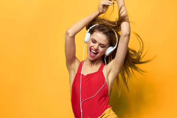 Mujer emocional en auriculares blancos escucha música estilo de vida divertido fondo amarillo —  Fotos de Stock