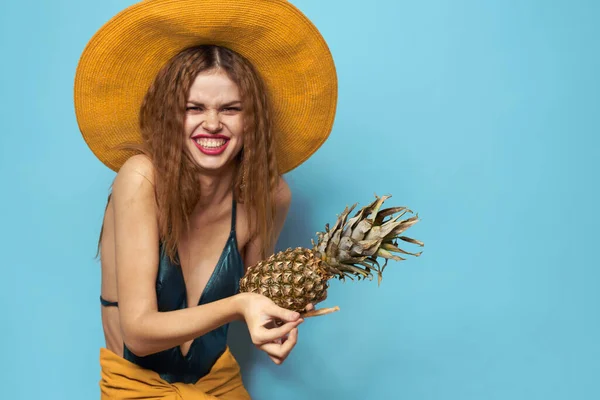 Kvinna i baddräkt hatt exotiska frukter sommar kul blå bakgrund — Stockfoto