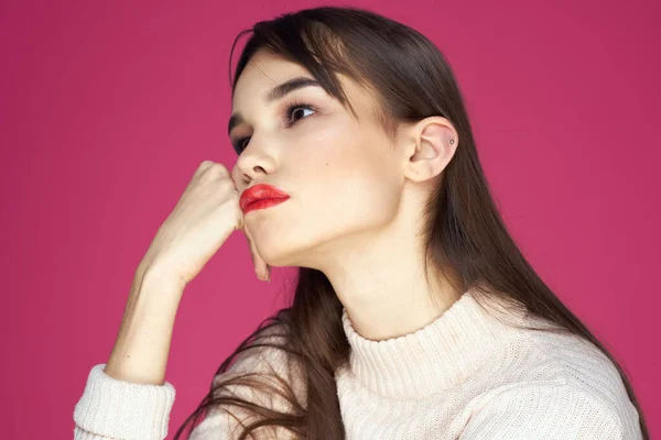 Femme avec lèvres rouges maquillage lumineux chemisier blanc cheveux longs fond rose — Photo