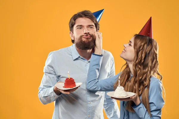 생일 파티 남자와 여자 재미있는 노란 배경 장식 휴가 — 스톡 사진
