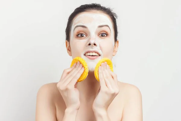 Wanita ceria memegang spons di tangan menghapus gosok makeup — Stok Foto