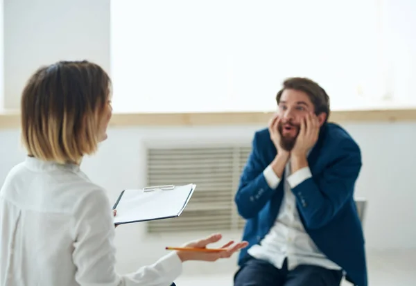 Emotionele man bij een psycholoog raadpleegt geestelijke gezondheidsproblemen — Stockfoto