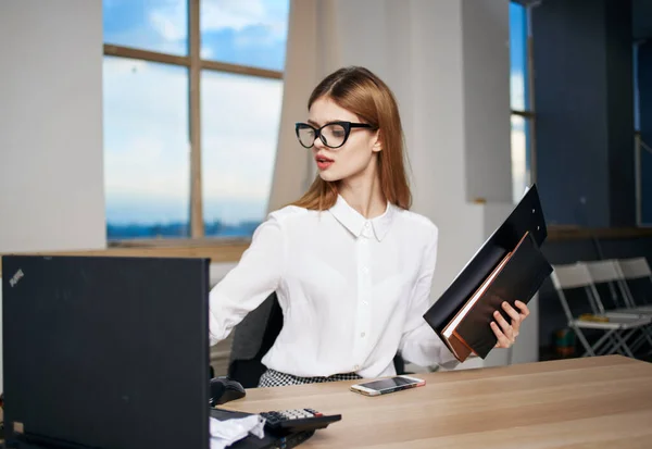 Femme d'affaires en chemise blanche aux tables de travail documents bureau officiel — Photo