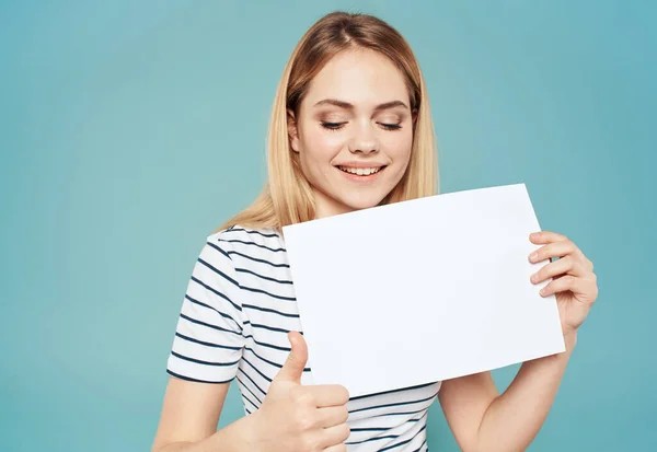 Femme fun blonde rayé t-shirt bleu fond blanc feuille de papier — Photo