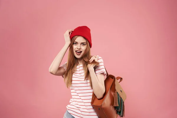 Vidám divatos nő piros kalap érzelmek stúdió rózsaszín háttér — Stock Fotó
