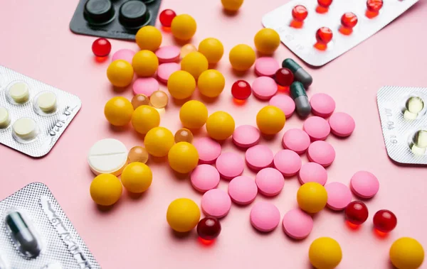 Léky pilulky vitamíny první pomoc kit růžové pozadí — Stock fotografie