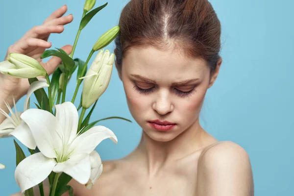 Piękna kobieta nagie ramiona z czystych kwiatów skóry — Zdjęcie stockowe