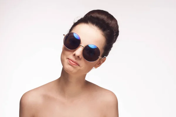 Mujer bonita hombros desnudos gafas de moda estudio lujo — Foto de Stock