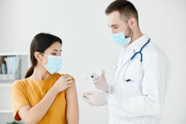 Doktor ve hasta aşılama koruyucu eldivenler laboratuvar enjeksiyonu stetoskop