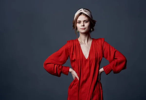 Mulher elegante em vermelho vestido decoração luxo charme cinza fundo — Fotografia de Stock