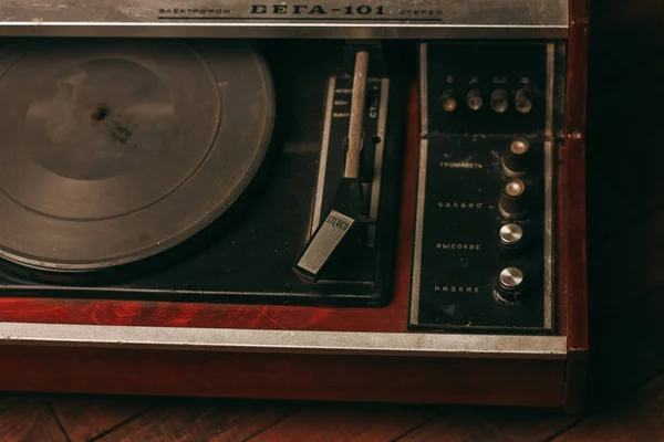 Retro giradischi grammofono nostalgia intrattenimento vecchia tecnologia — Foto Stock